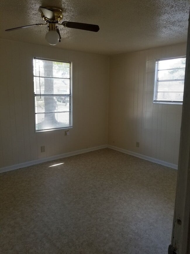 Building Photo - 2 Bedroom and 1 bath Central air and heat