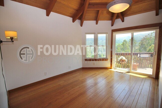Building Photo - Spacious and Bright Tam Valley Home!  Mult...