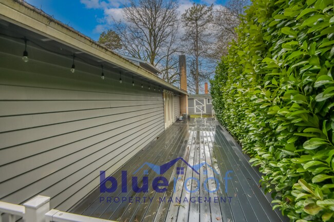 Building Photo - 8045 SW West Slope Dr