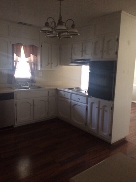 Building Photo - 819 Tammy St SW