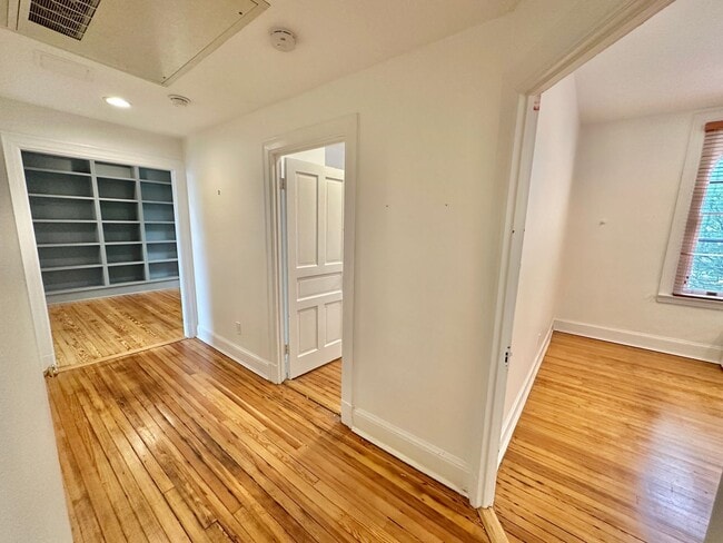 Building Photo - Historic Georgetown Sunny 2 Bedroom 1.5 Ba...