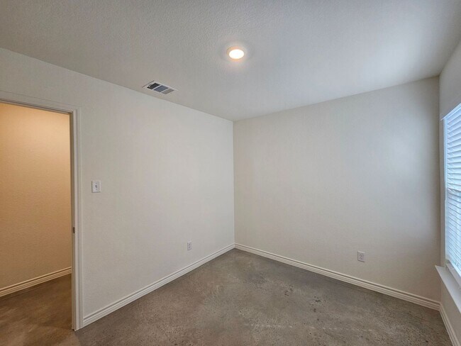 Building Photo - 1227 Concord Dr