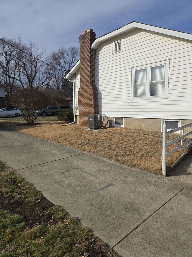 Building Photo - 2 Bedroom 1.5 Bath Single Family Home - Up...