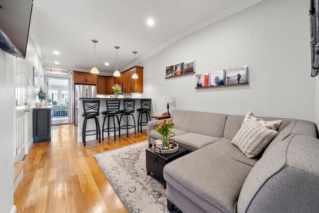 Building Photo - 695 E 8th St