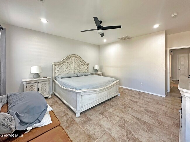 Building Photo - 5037 Lone Cactus Ct