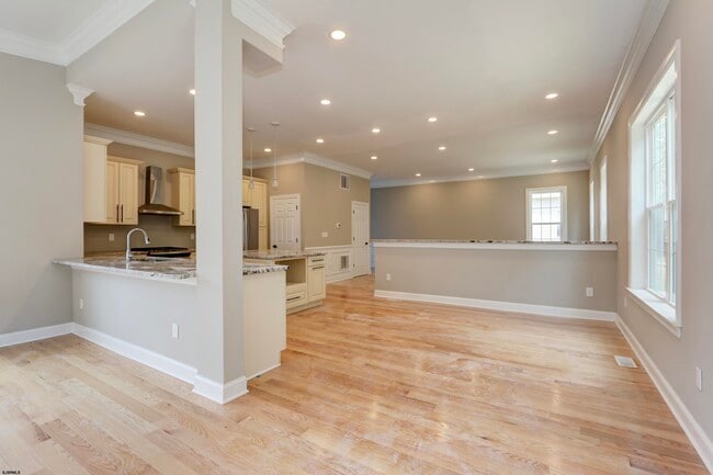 Building Photo - 438A Redwood Ave