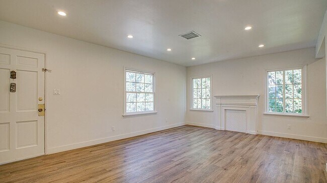 Building Photo - 6114 Saturn St