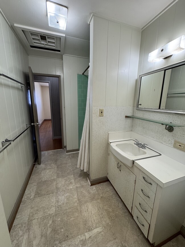 Building Photo - 1412 Kaminaka Dr