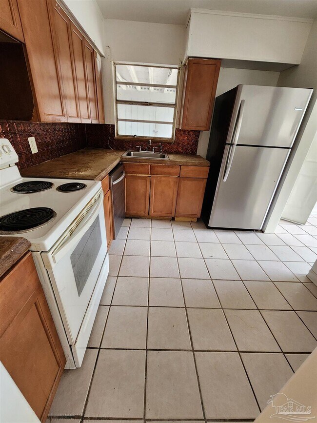 Building Photo - 605 Edison Dr
