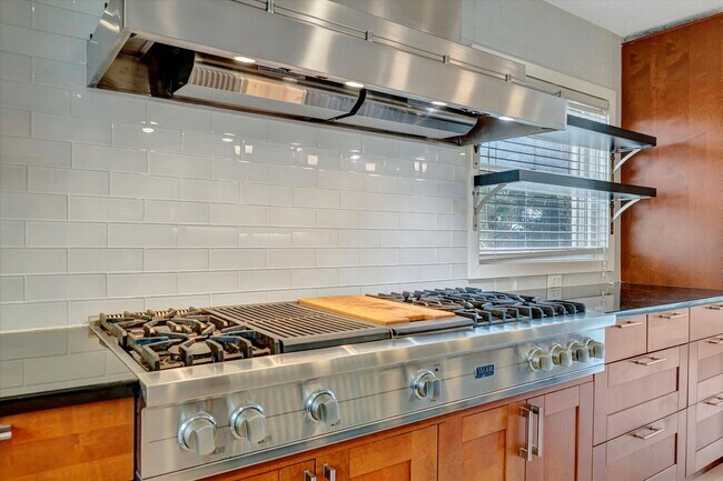 Building Photo - Stunning Annual Rental: Luxury Coastal Liv...