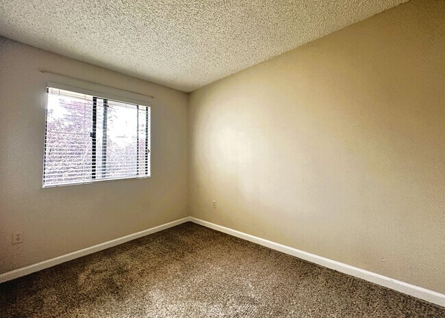 Building Photo - 180 Park Place Dr