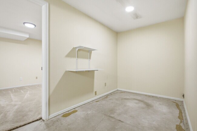 Building Photo - 6170 E Briarwood Cir