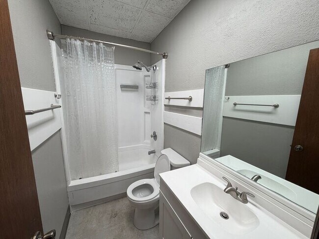 Building Photo - 5402 S 77th St