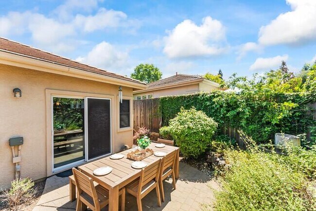 Building Photo - Beautiful 3 Bedroom 2 Bathroom in Gated Community of Folsom, CA!