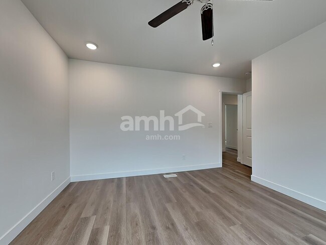 Building Photo - 2408 E Buckskin Way