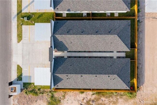 Building Photo - 404 N Onyx Ave