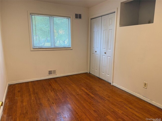 Building Photo - 11 Syosset Cir