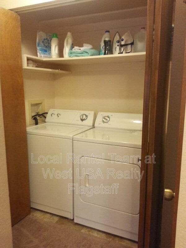 Building Photo - 5701 N Villa Cir