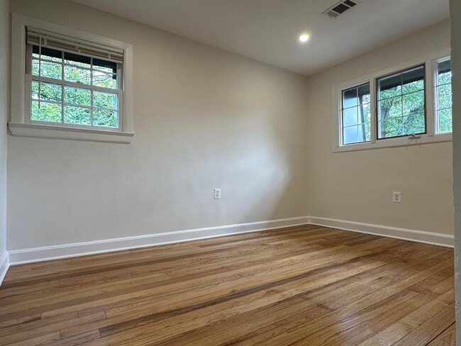 Building Photo - 411 Hampton Ct