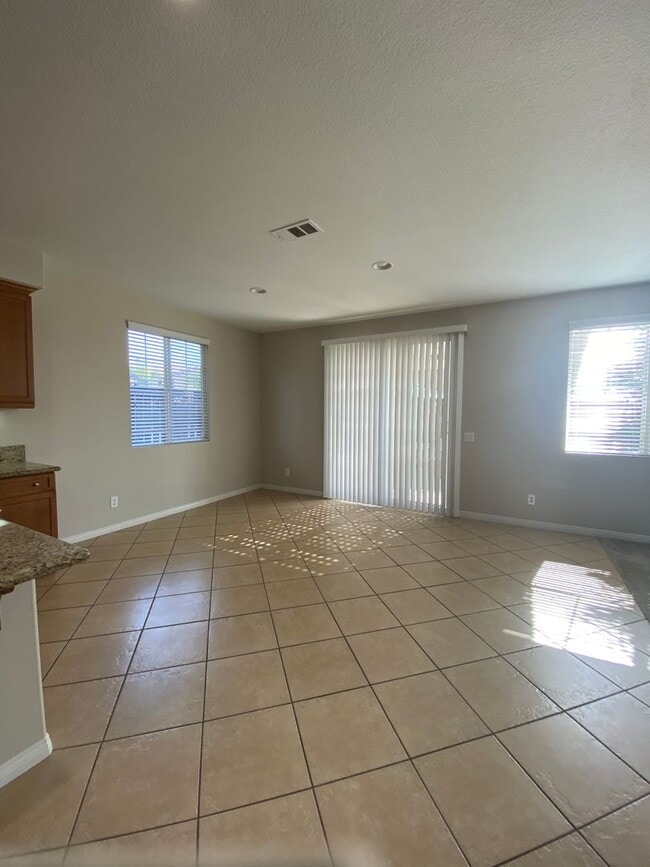 Building Photo - Beautiful 5 Bedroom Home in Murrieta Available!