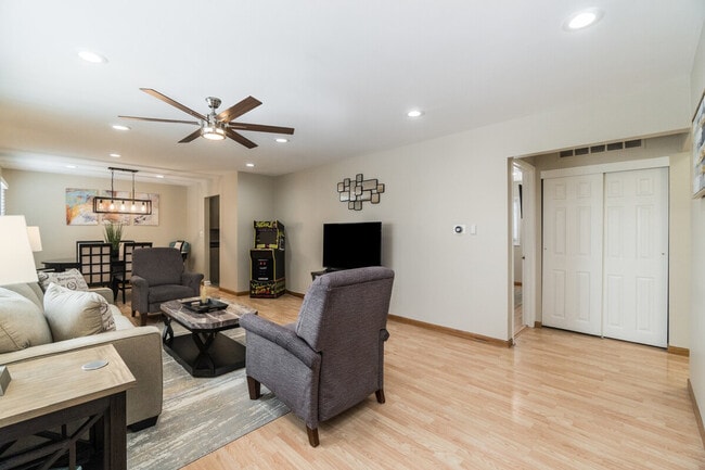 Building Photo - 920 Apple St