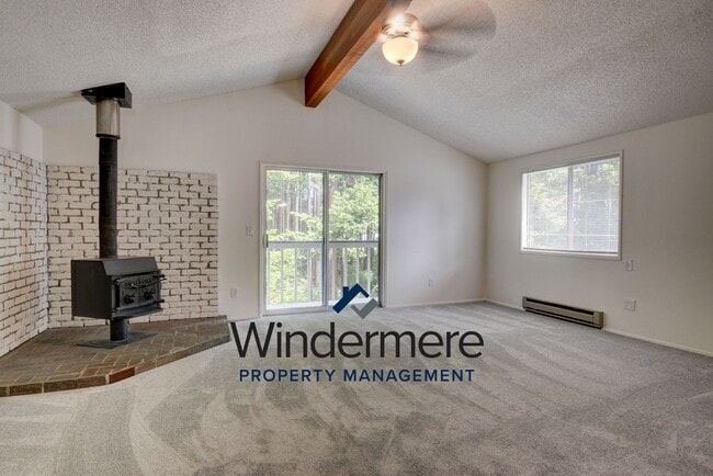 Building Photo - 4 bedroom 3 bathroom pet friendly home