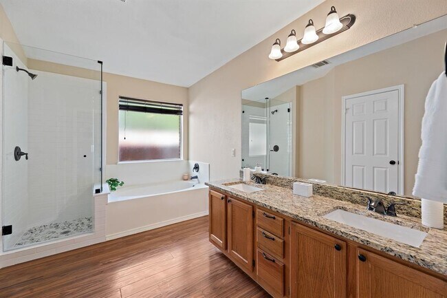 Building Photo - 1208 Lochaline Loop