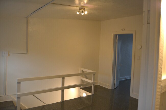 Building Photo - 445 W King St