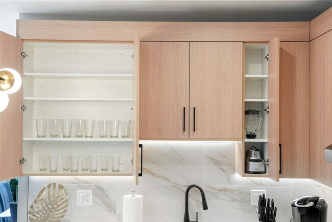 Building Photo - 2344 W Polk St