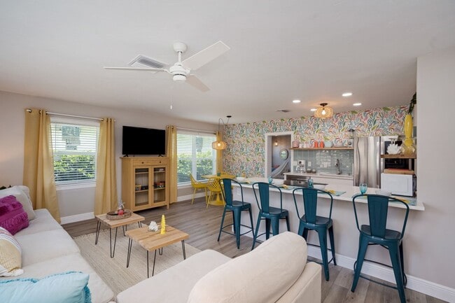 Building Photo - VACA or Short Term Monthly  FUN Furnished Bradenton, FL Rental