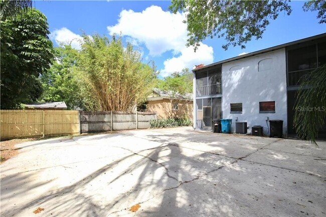 Building Photo - Just Listed!   Updated 2 Bedroom Townhome located in Downtown Orlando