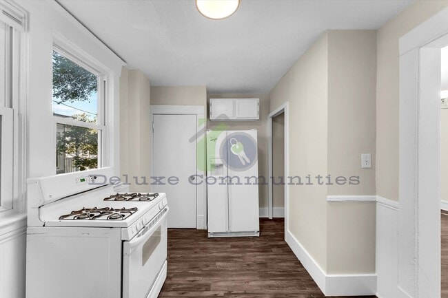 Building Photo - 3 Bedroom Eastown Home! AVAILABLE NOW!