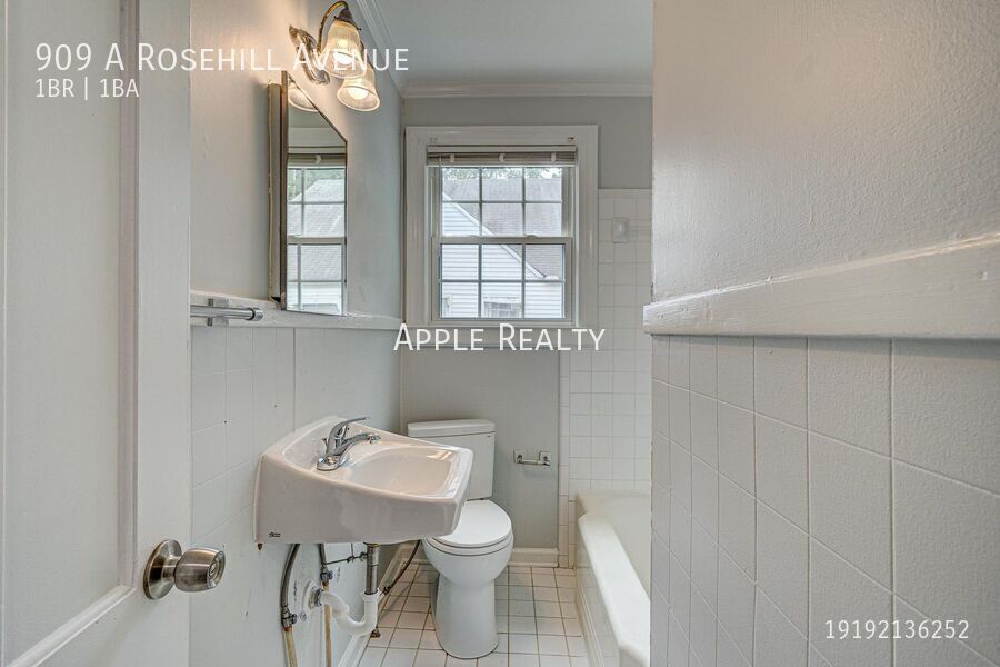 Building Photo - 909 Rosehill Ave