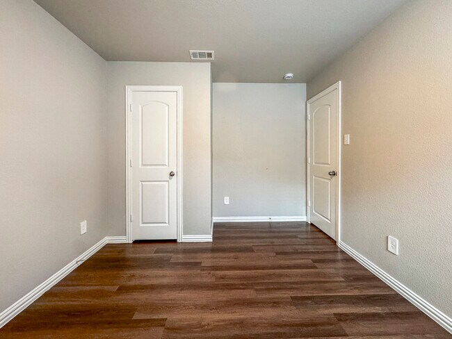Building Photo - 2222 Echo Lake Dr