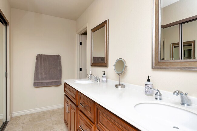 Building Photo - 2559 Caminito Muirfield