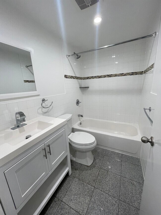 Building Photo - 318 38th St