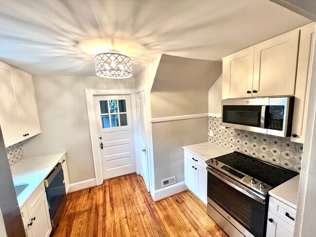 Building Photo - Completely Renovated 4BR Beach Cottage! Tw...