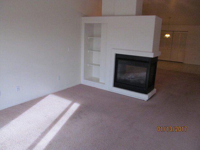 Building Photo - 2 Bed 2 Bath Condo....Available Now In Gat...