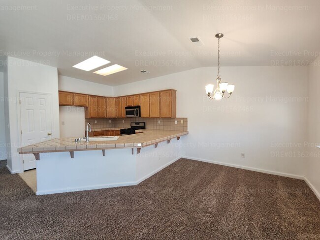 Building Photo - 5 bedrooms/ 2 baths Location Olive Dr/ Old Farm Rd