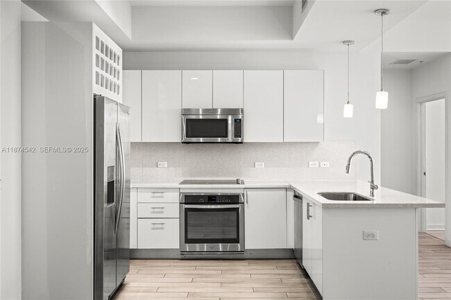 Building Photo - 999 SW 1st Ave