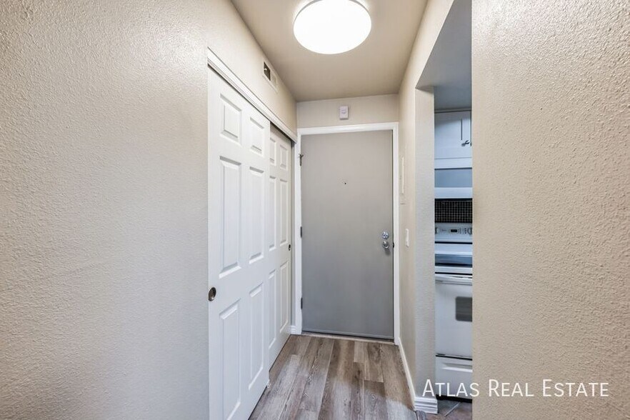 Building Photo - 467 S Memphis Way