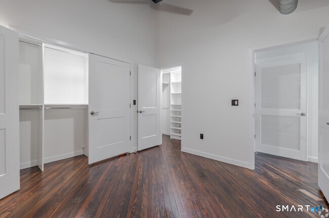 Building Photo - 424 Main St