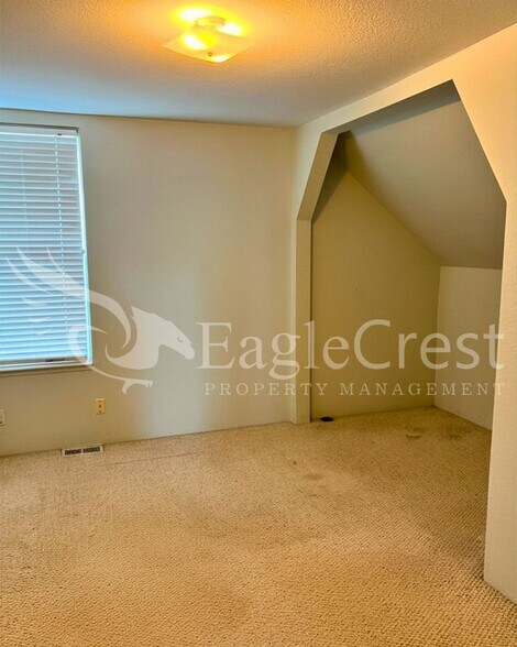 Building Photo - Charming 3BR Home with Spacious Yard & Bonus Living Space