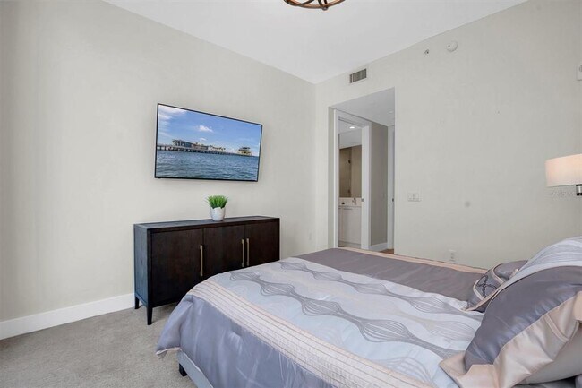 Building Photo - 301 1st St S