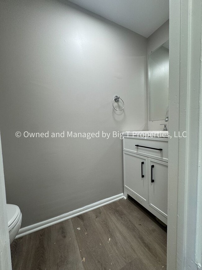 Building Photo - Coming soon* Cute Townhouse between Woodbr...