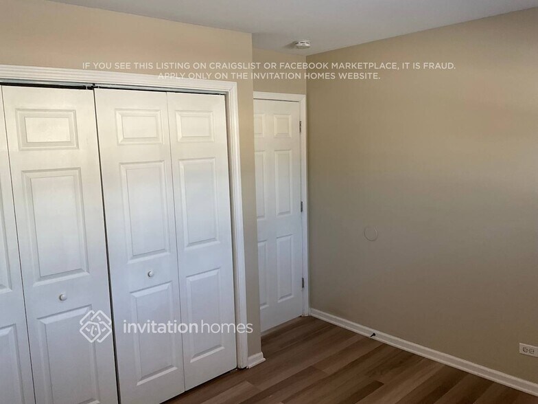 Building Photo - 439 W Lake Park Dr