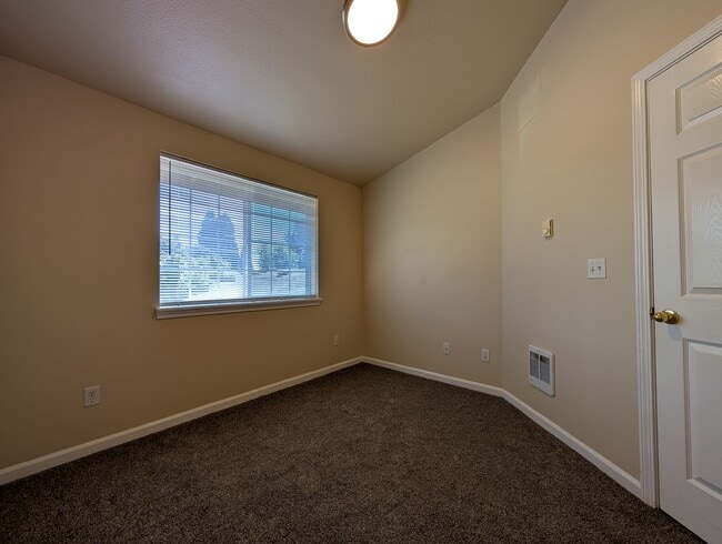 Building Photo - 3 bdrm/2 bthrm Duplex with Single Car Gara...