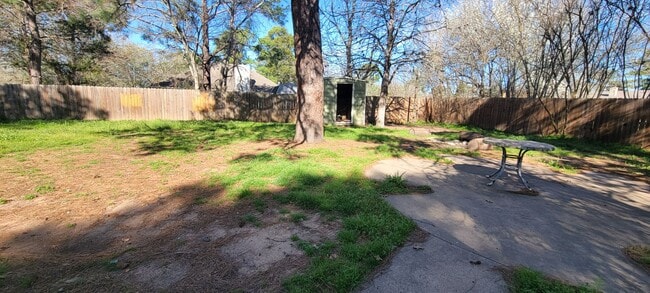 Building Photo - Fenced Yard - Close to Everything