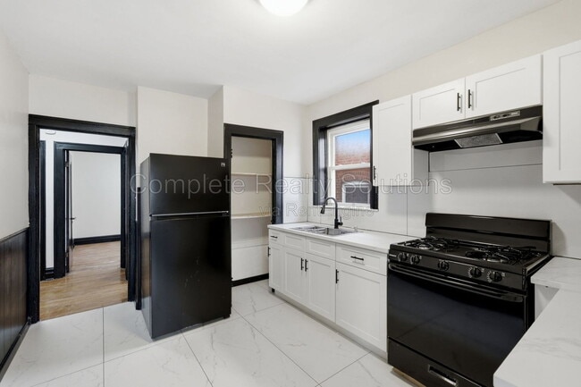Building Photo - 5055 Lindenwood Ave