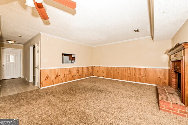 Building Photo - 700 Redland Dr
